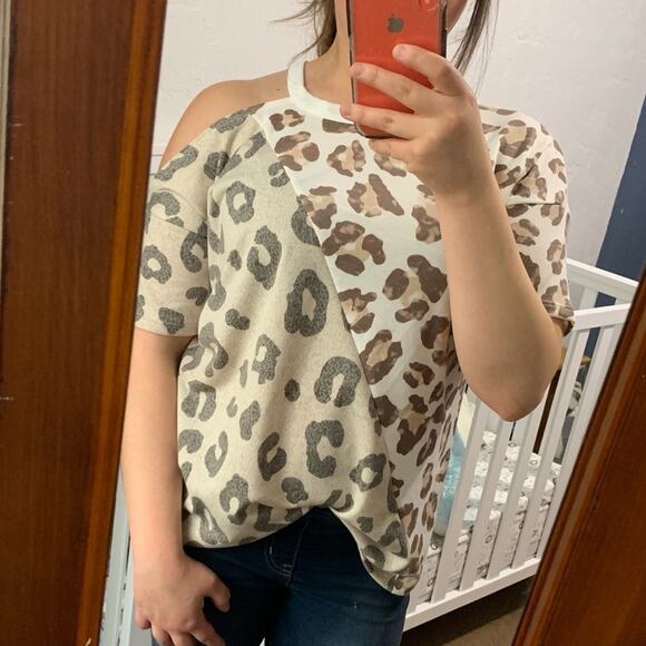 NWT BiBi Cold Shoulder Leopard Print Top womens Small‎ boho chic casual - Picture 2 of 5